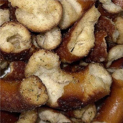 THS685982 image(0) - Tender Heifer Snack Co. Garlic and Herb Pretzels - 5oz